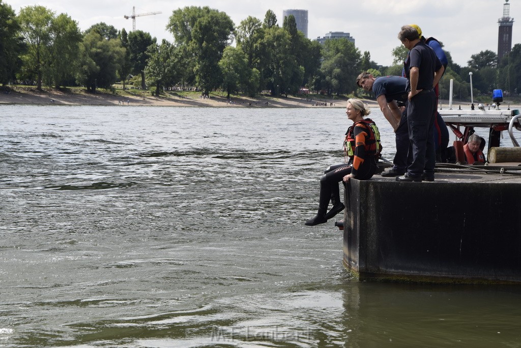 Uebung BF Taucher und Presse Koeln Zoobruecke Rhein P238.JPG - Miklos Laubert